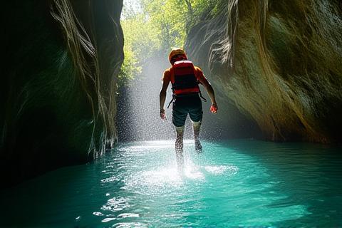 Persona che si tuffa in una pozza d'acqua durante il canyoning